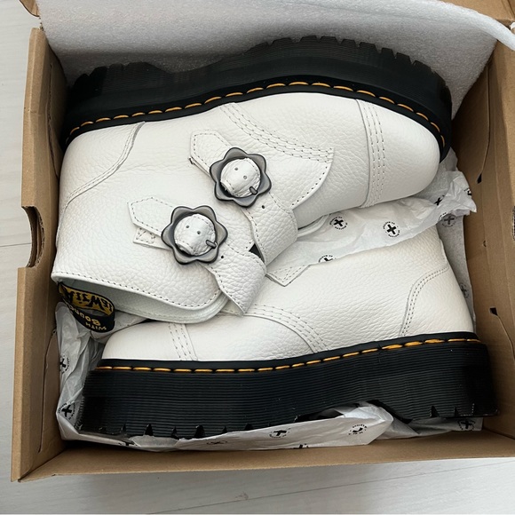 Dr. Martens Devon Flower Boots - Picture 2 of 5